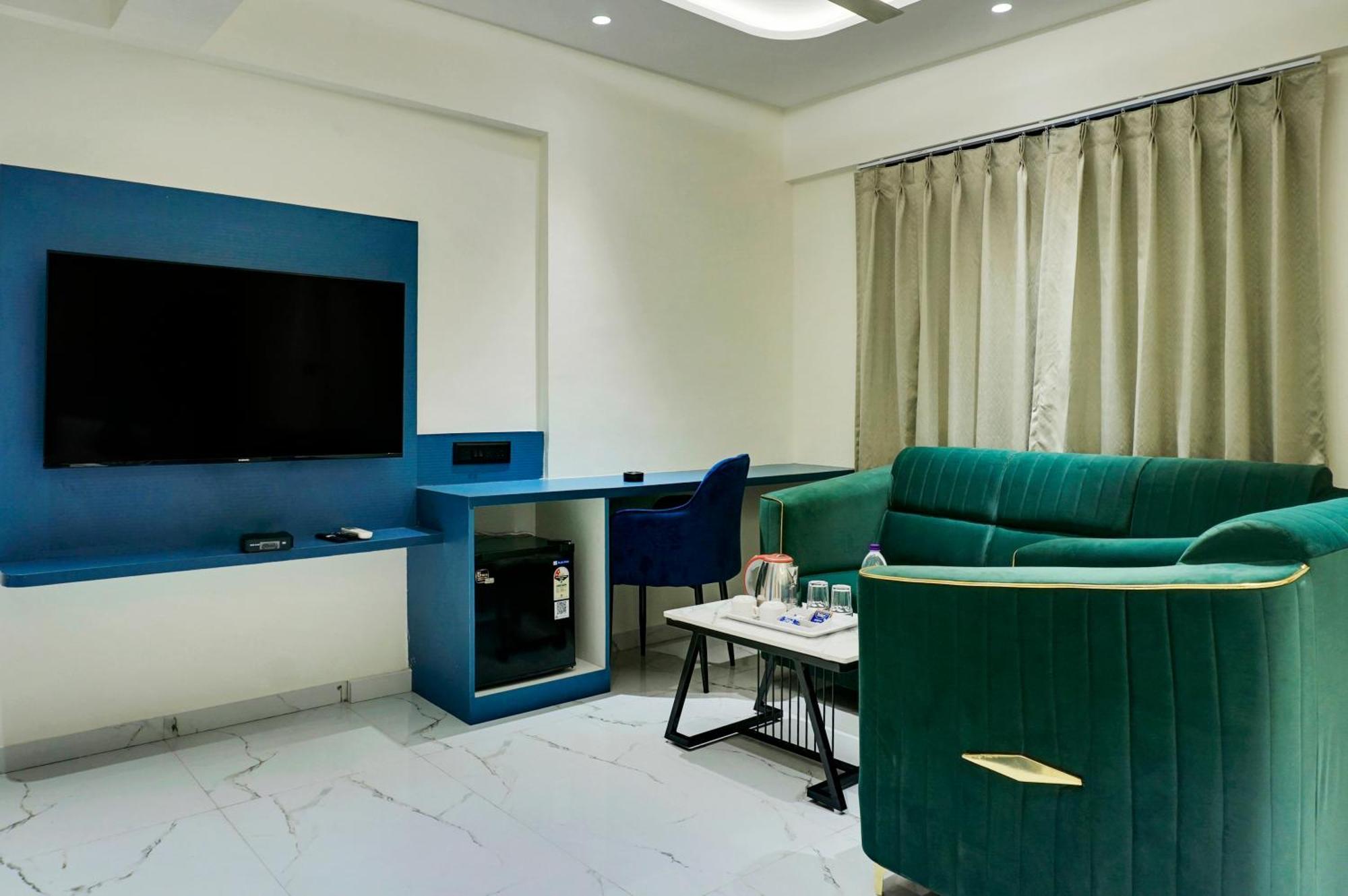 Palm Suites Baner- Indian Nationals Only 浦那 外观 照片